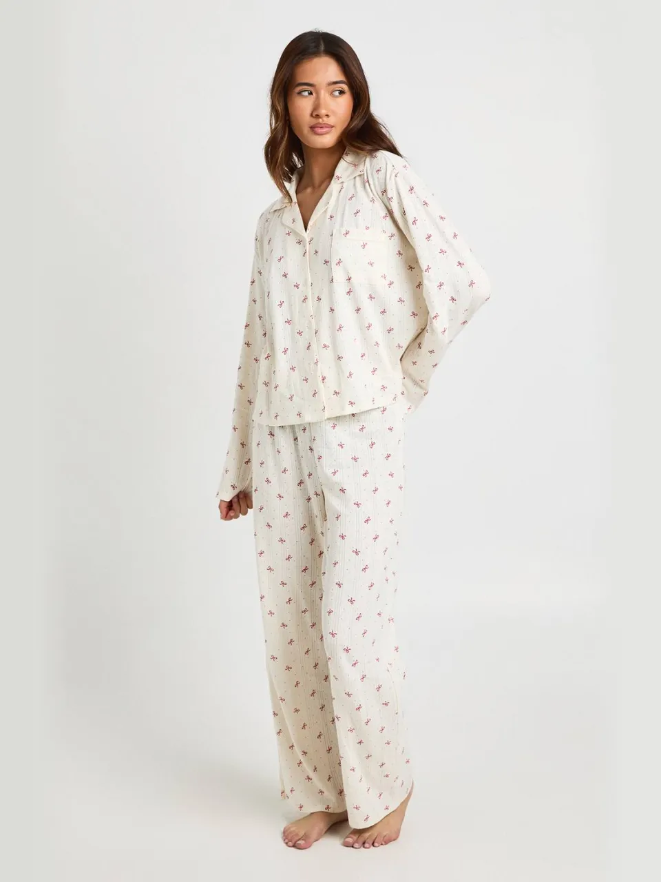 boohoo Dames Strik Print Pointelle Lange Mouw Shirt & Broek Pyjama Set wit, foto 3
