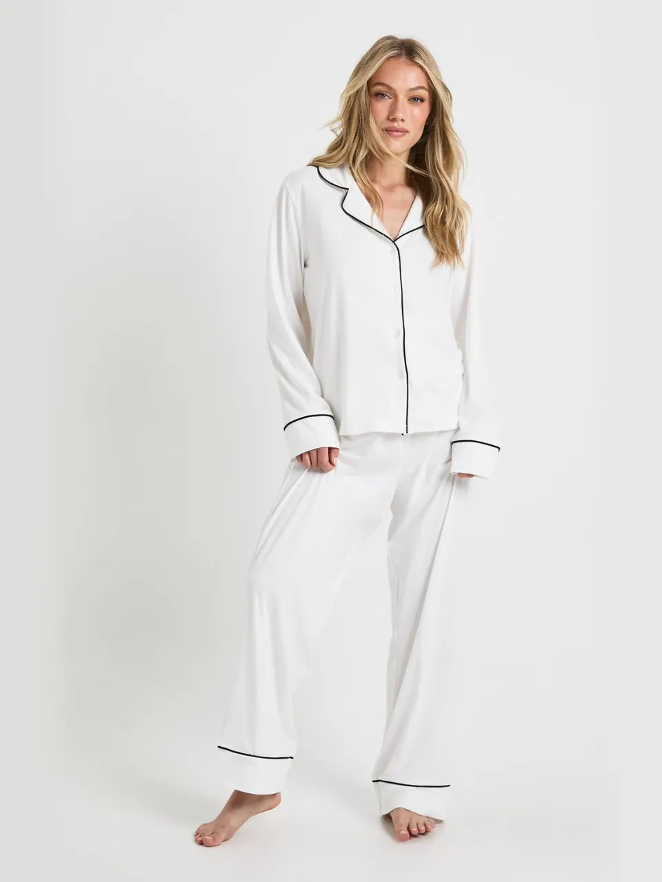 boohoo Dames Petite Jersey met pijpdetail langarmig overhemd & broekpyjamasset wit, foto 3