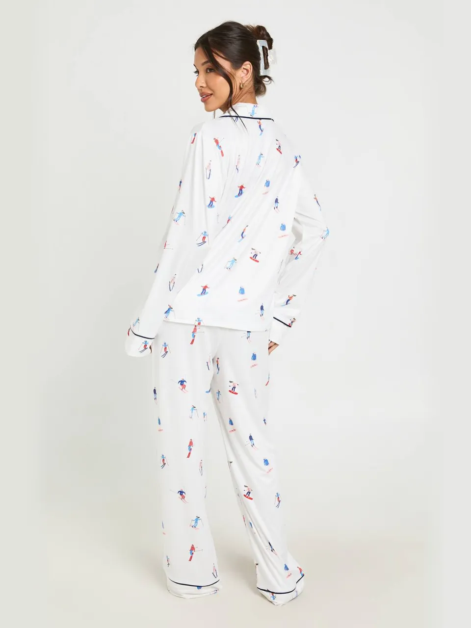 boohoo Dames Winter Skien Print Met Paspeldetail Pyjama Set Met Lange Mouwen & Broek wit, foto 2