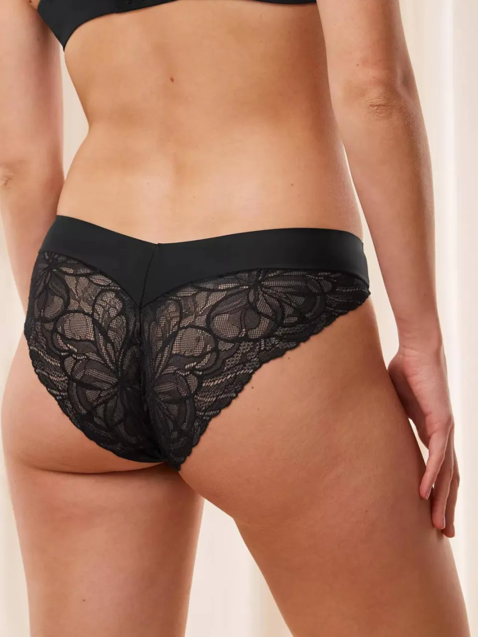 Triumph Body Make-Up Illusion Lace slip zwart, foto 5