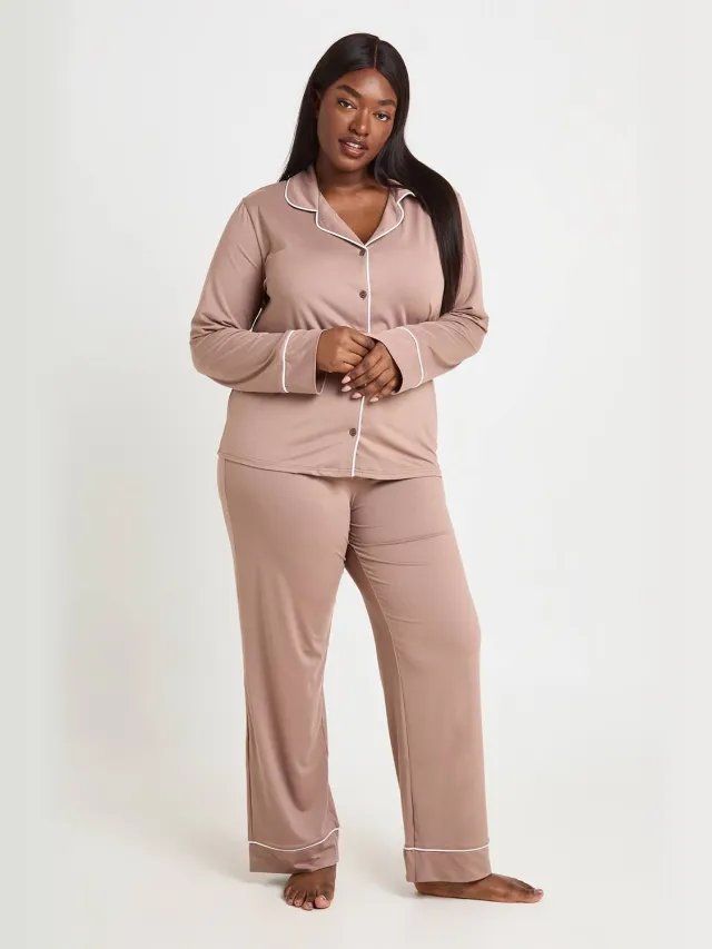 boohoo Dames Pyjama Set Met Pijpdetail Lange Mouwen Shirt & Broek Plus Size Mokka