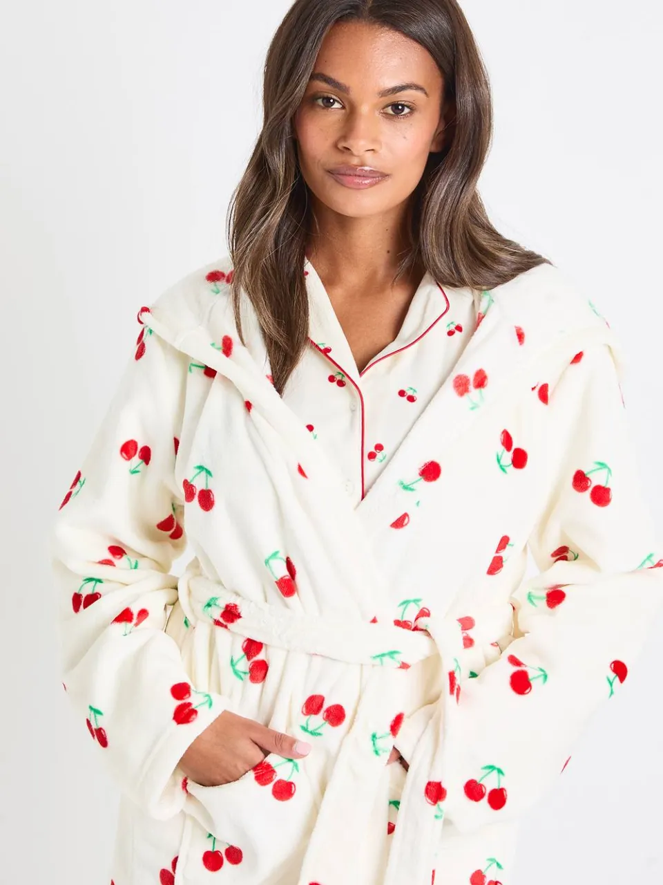 boohoo Dames Cherry Print Korte Pluizige Badjas crème, foto 3