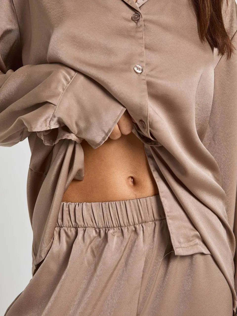 boohoo Dames Oversized satijnen langmouwhemd & broekpyjamaset mokka, foto 4