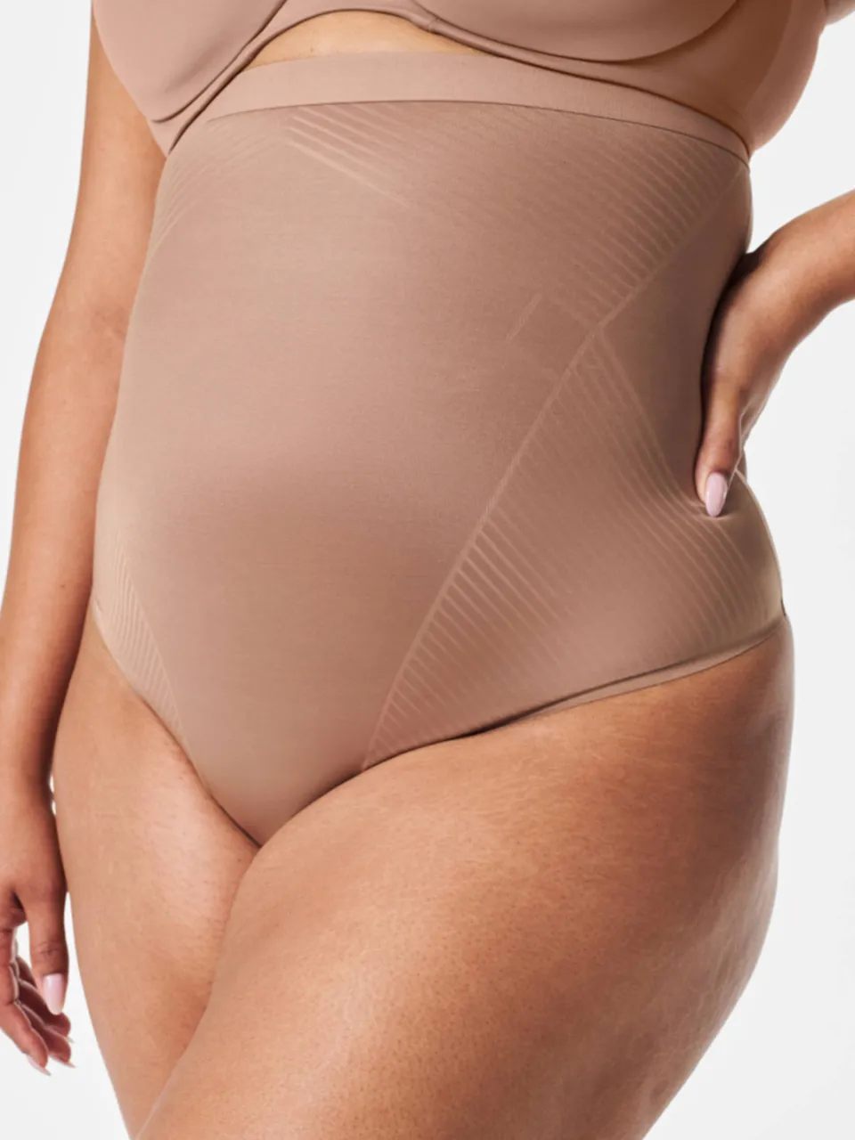 SPANX SPANXshape™ Invisible high waist medium corrigerende string donkerbeige, foto 5