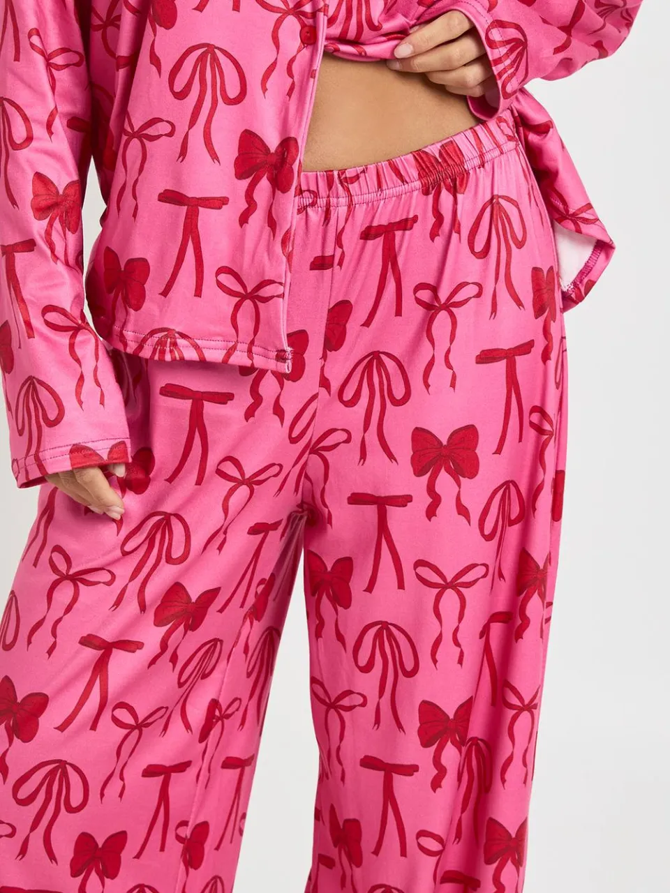 boohoo Dames Petite Gemengde Strikjes Print Lange Mouwen Top & Broek Pyjama Set donker roze, foto 3
