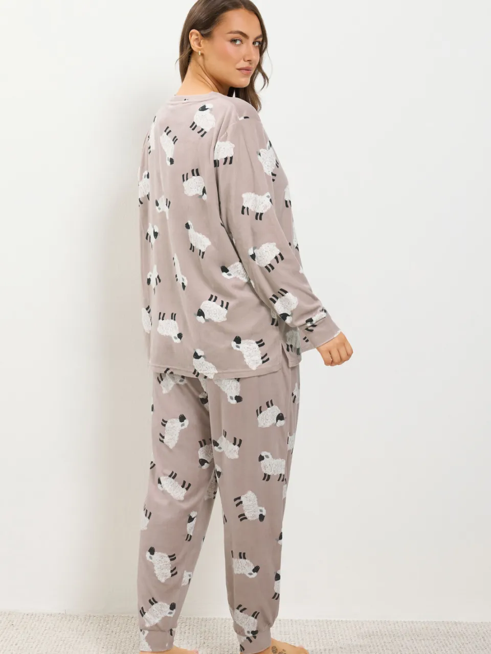 Yours Bruine Lichtgewicht Fleece Pyjamaset Met Schapenprint En Scrunchie-42, foto 3