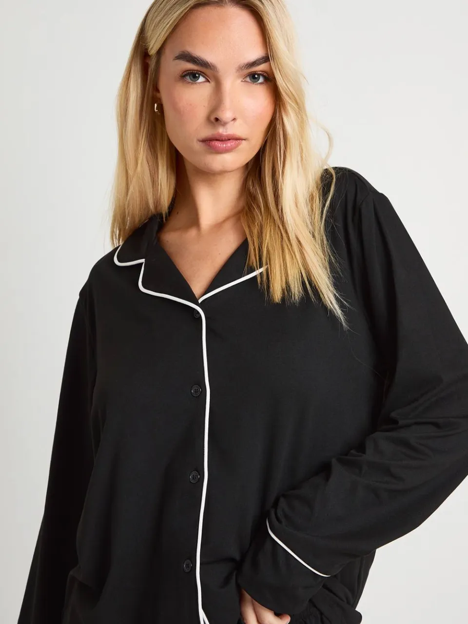 boohoo Dames Pyjamaset met jersey-piping detail: overhemd met lange mouwen en shorts zwart, foto 4