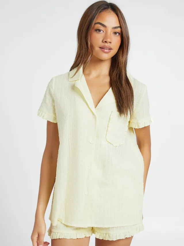boohoo Dames Gestructureerde Pyjama Set Met Ruches Detail Korte Mouwen Shirt & Short Citroen