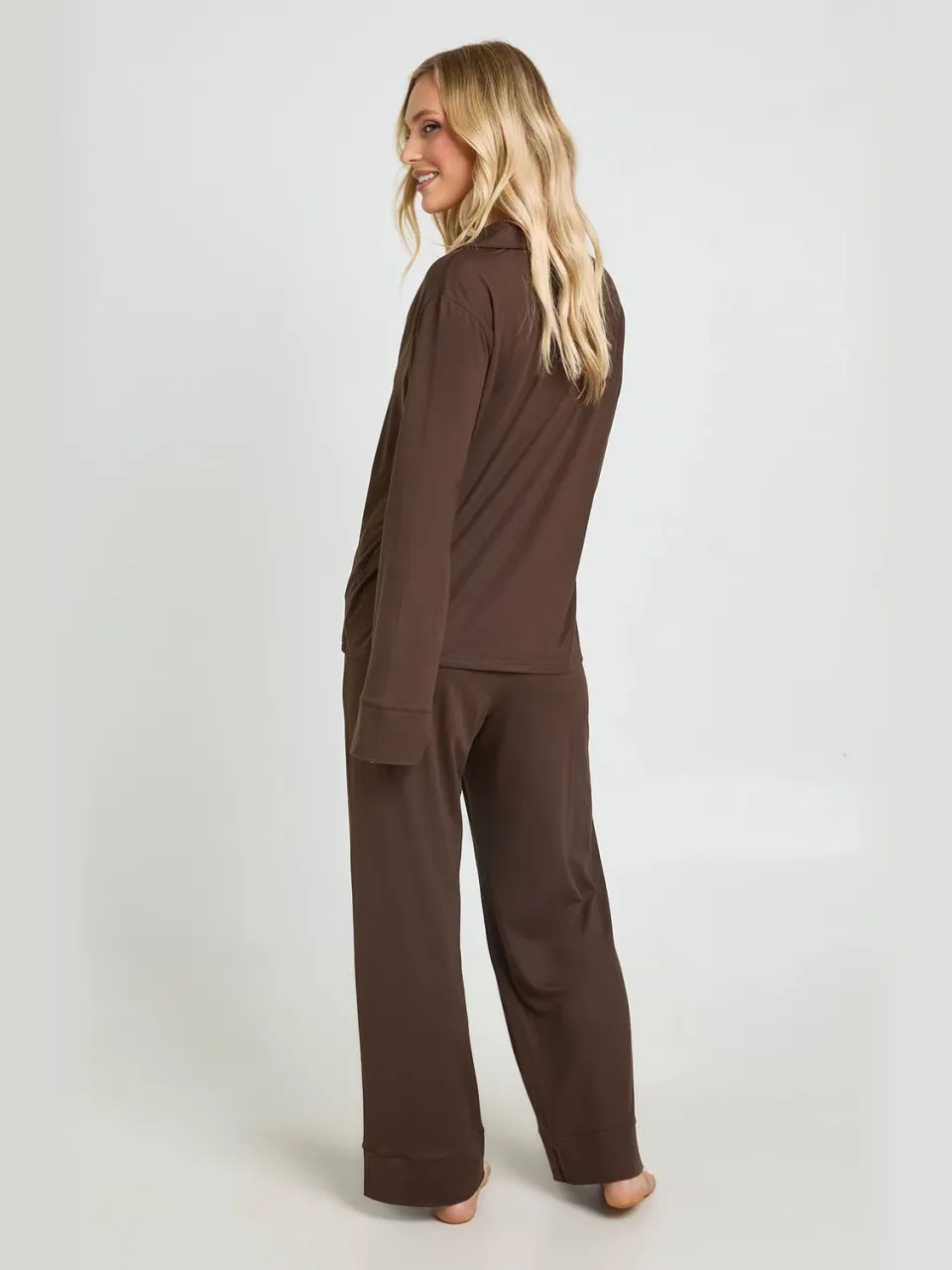 boohoo Dames Petite Pyjama Set Met Zacht Aanvoelend Doorknoop Shirt En Broek chocoladebruin, foto 2