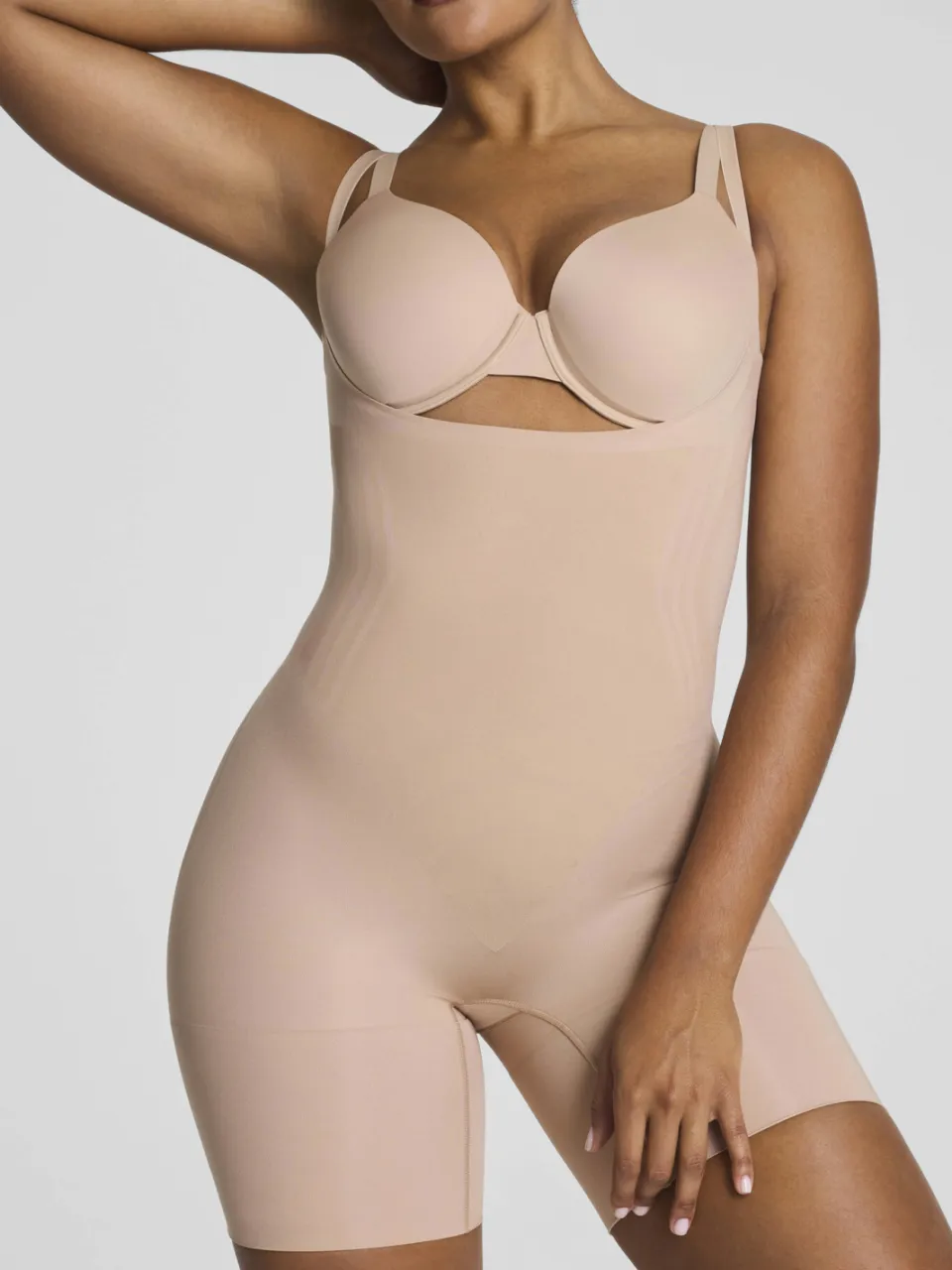 SPANX SPANXsculpt™ GoFigure seamless sterk corrigerende bodysuit Open Bust Mid Thigh lichtbeige, foto 3