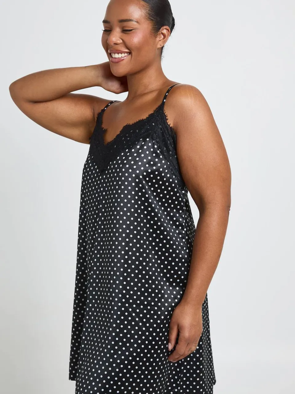 boohoo Dames Plus Polkadot Satijnen Nachthemd Met Kanten Detail zwart, foto 2