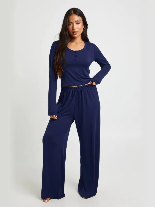 boohoo Dames Petite Pyjamaset Met Lange Mouwen Top Met Knoopdetail En Broek Marineblauw