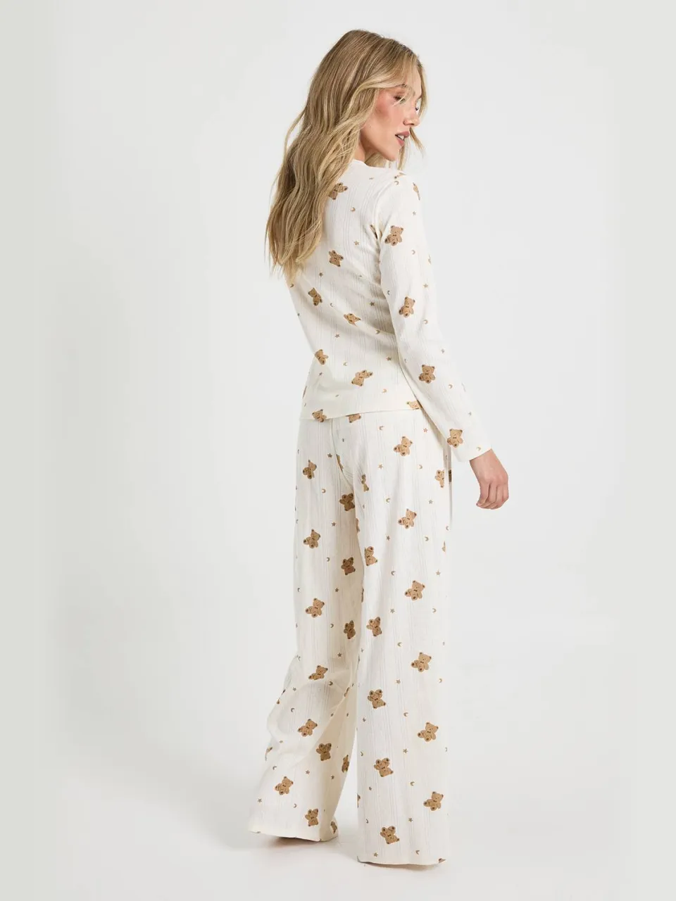 boohoo Dames Petite Pointelle Bear Print Top met Lange Mouwen en Pyjama Set met Wijde Broek crème, foto 2