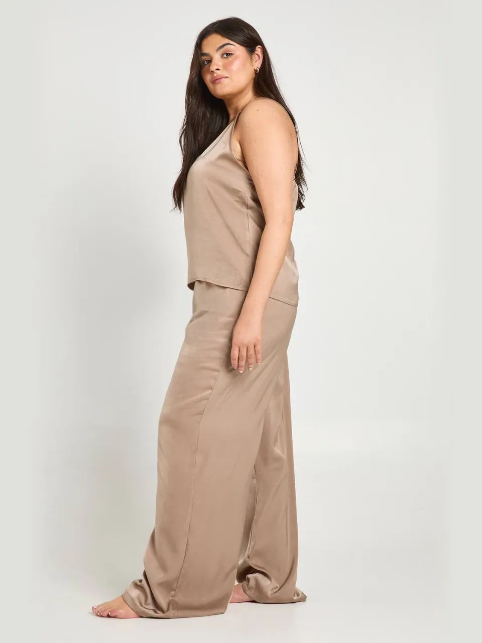 boohoo Dames Plus Maat Cami En Broek Pyjama Set mokka, foto 3