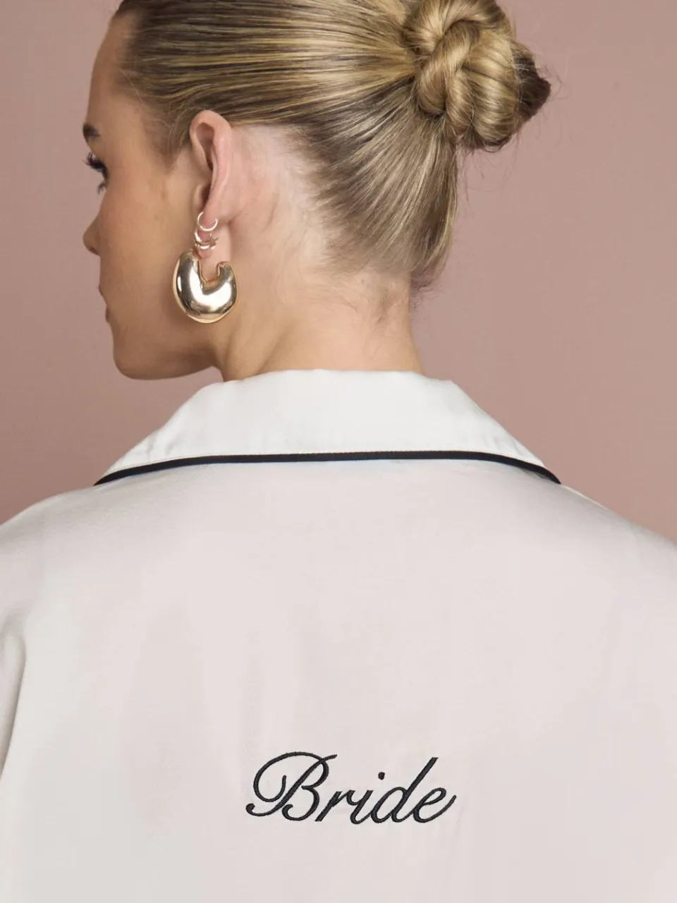 boohoo Dames Bruidspyjama Set 'Bride' Satijn Geborduurd Lange Mouwen Shirt & Broek wit, foto 4