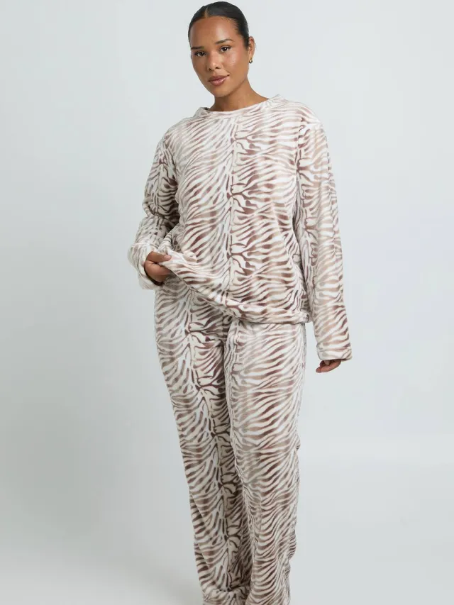 boohoo Dames Plus Zebraprint Fleece Pyjama Set