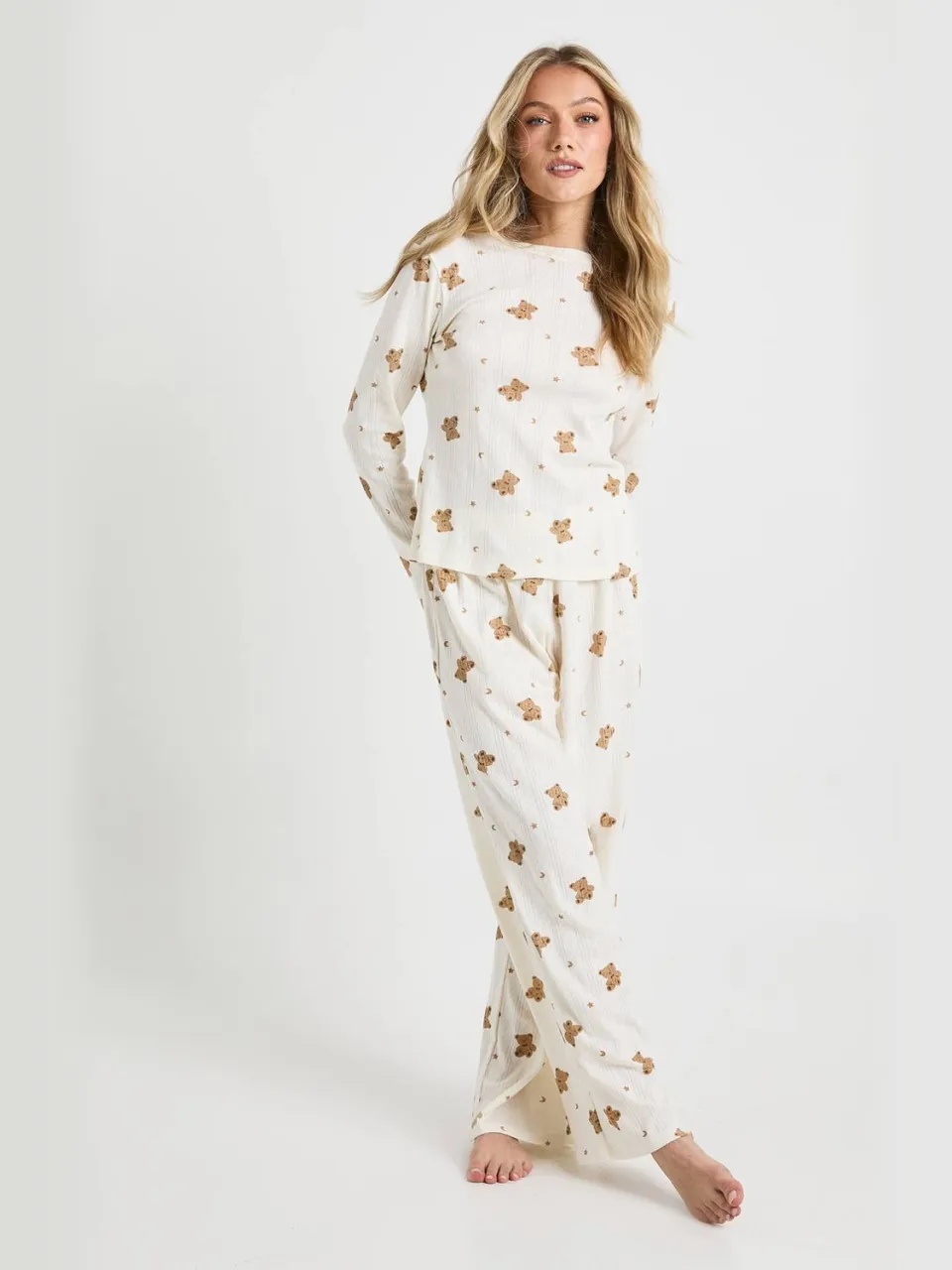 boohoo Dames Petite Pointelle Bear Print Top met Lange Mouwen en Pyjama Set met Wijde Broek crème, foto 3