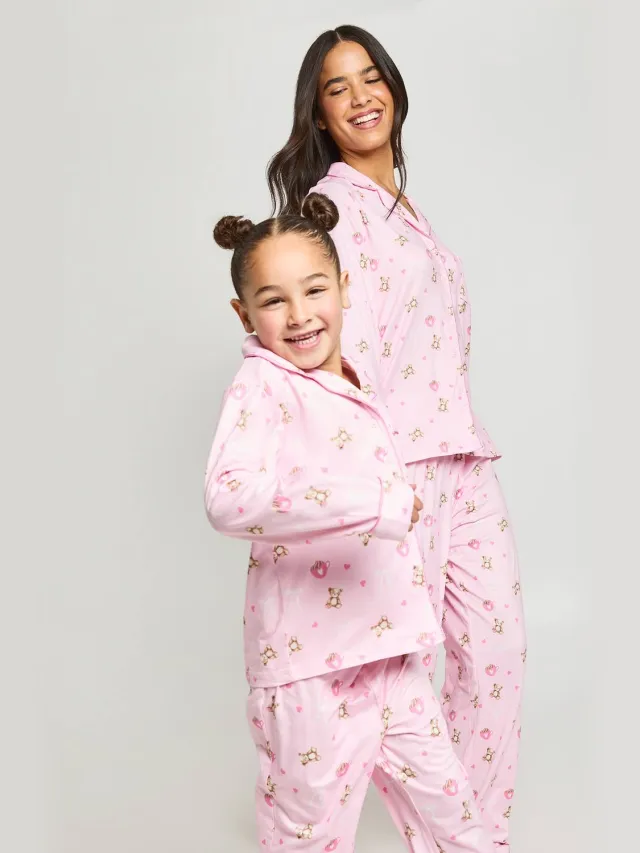 boohoo Dames Kinder Bijpassende Familie Superzachte Beer & Strik Print Pyjama Set Met Shirt Met Lange Mouwen & Broek Lichtroze