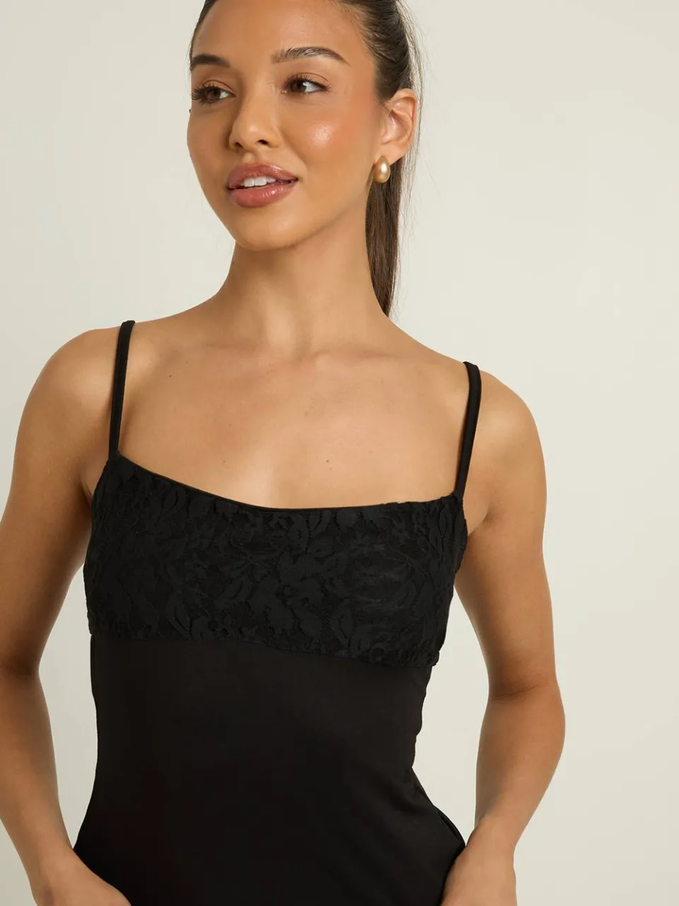 boohoo Dames Kanten Pyjama Set Met Hemdje En Short zwart, foto 4