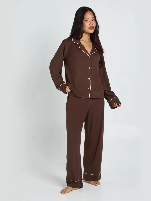 boohoo Dames Petite Pyjama Set Met Paspeldetail Lange Mouwen Shirt & Broek Chocoladebruin