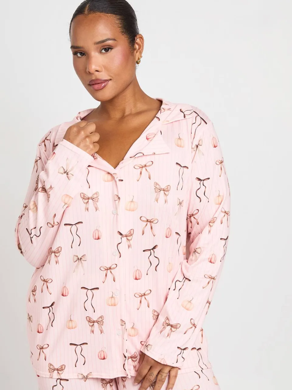 boohoo Dames Plus Pompoen En Strik Pyjama Set Met Shirt Met Lange Mouwen & Broek roze, foto 2