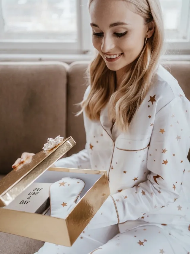Coemi Sterren pyjama set dames–klassiek shirt& lange broek–handgeschilderde sterren–100% Katoensatijn–wit–