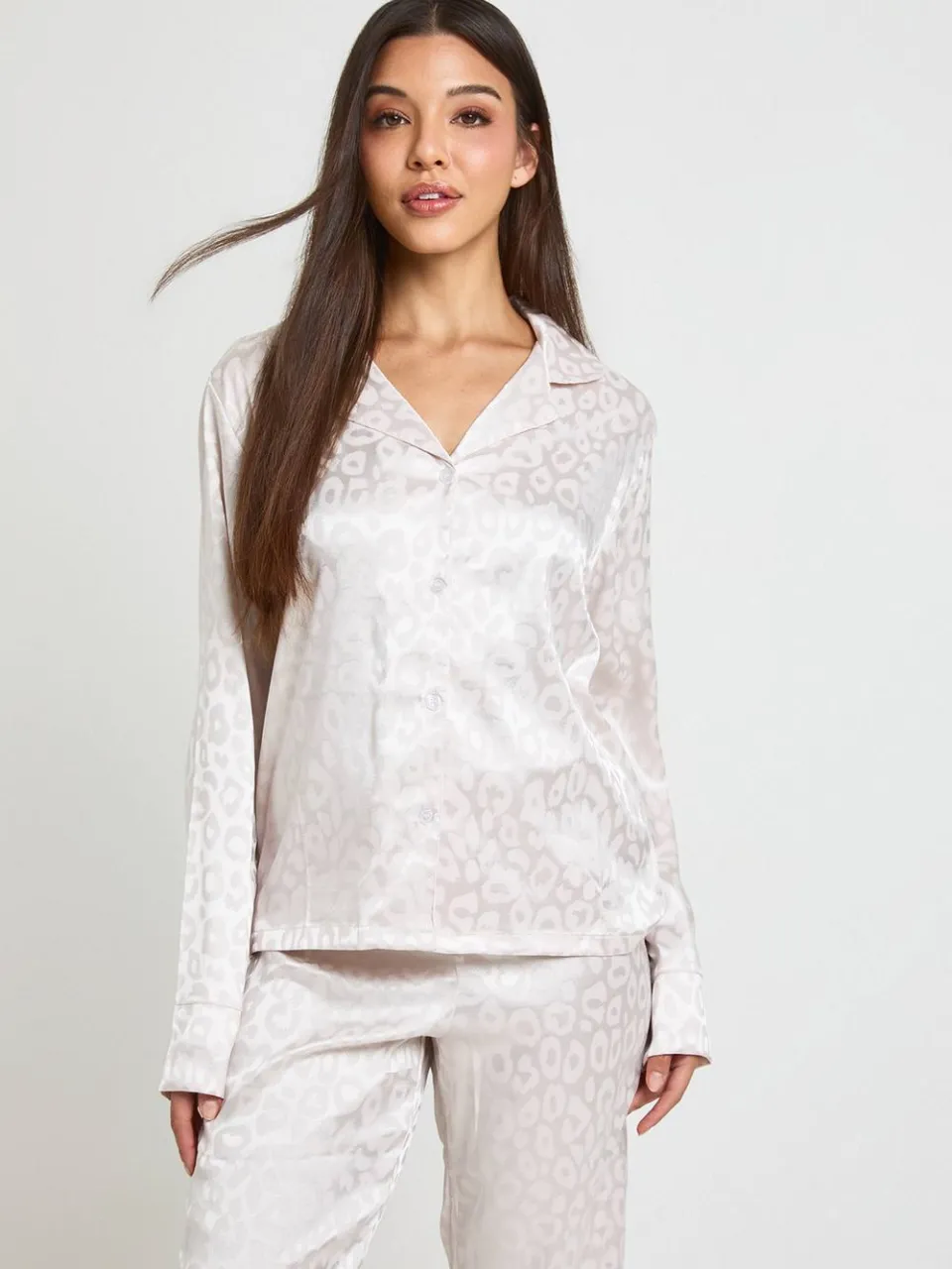 boohoo Dames Luipaard Jacquard Satijnen Pyjama Set Met Lange Mouwen Shirt & Broek champagne, foto 3