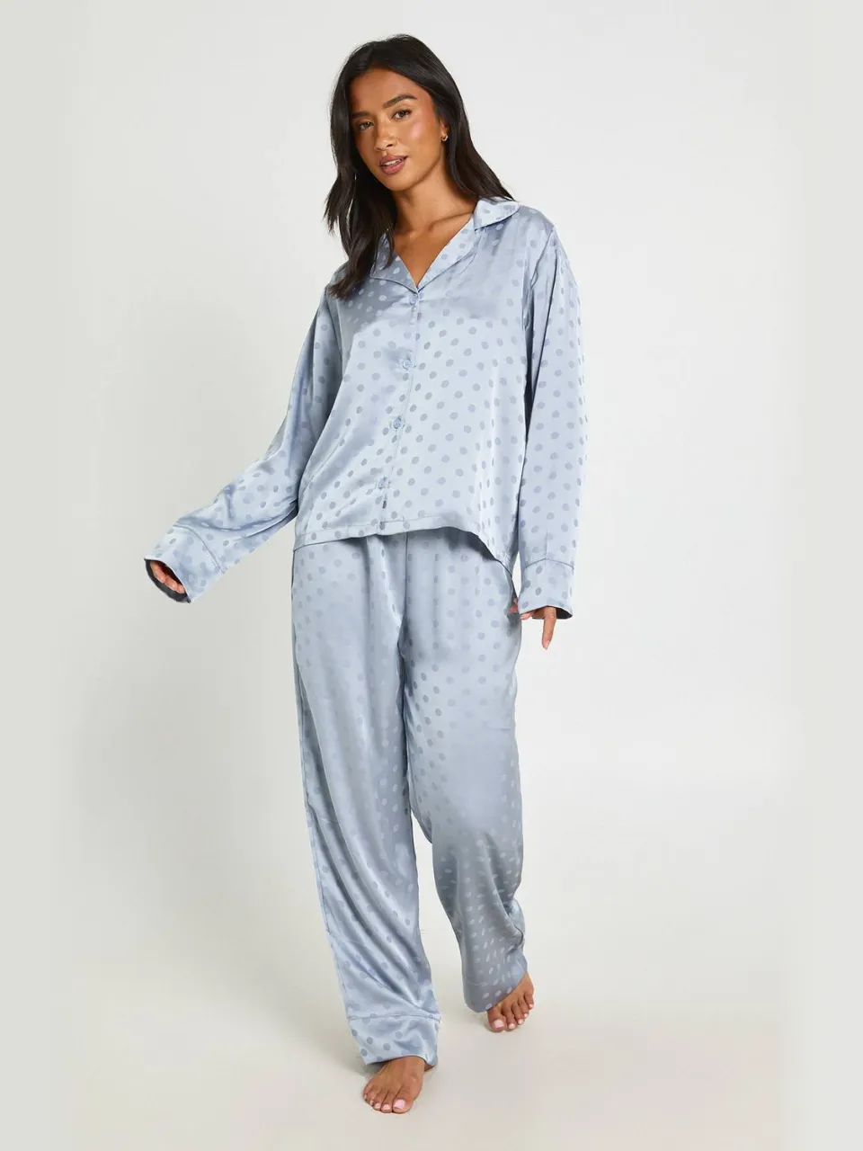 boohoo Dames Petite Satijnen Pyjama Set Met Polkadot Jacquard Lange Mouwen Shirt & Broek stoffig blauw, foto 3
