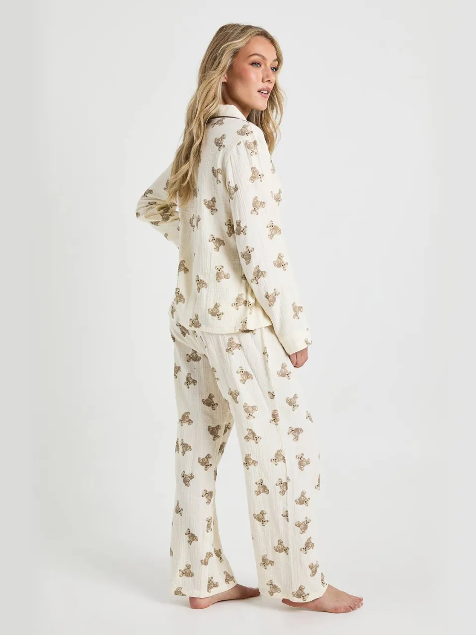 boohoo Dames Petite Bear Print Muslin Lange Mouw Overhemd & Broek Pyjamaset wit, foto 2