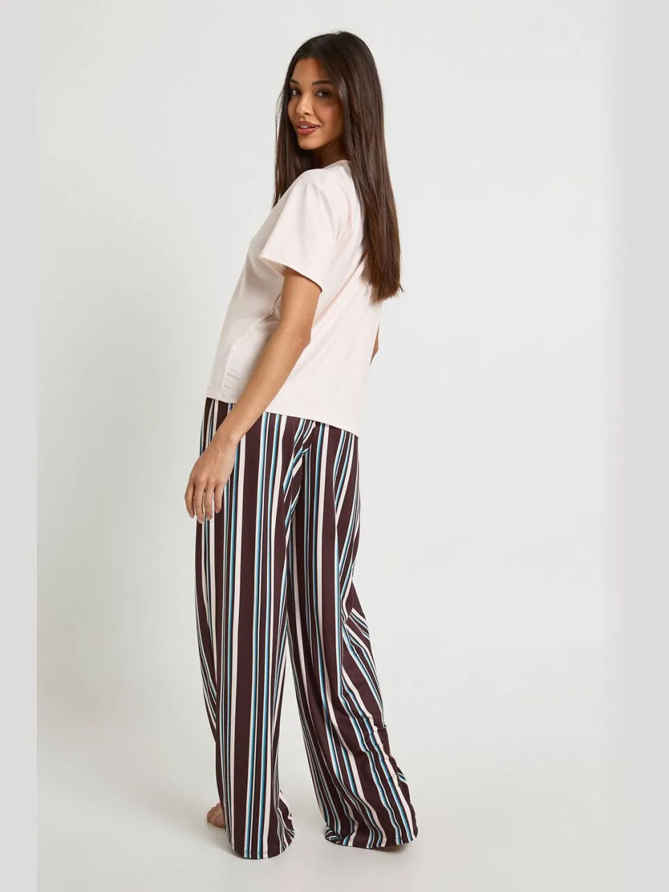boohoo Dames Gestreepte Oversized T-Shirt & Broek Pyjama Set bruin, foto 2