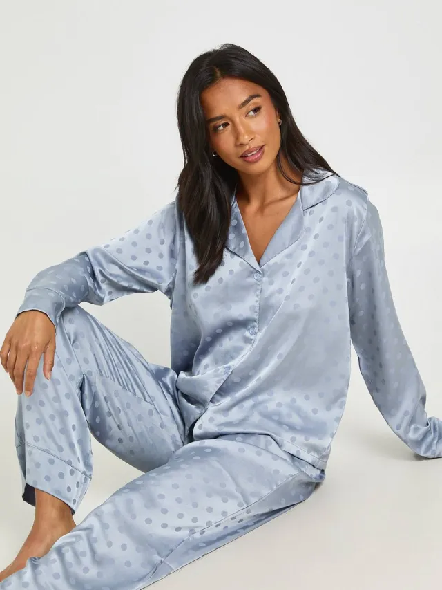 boohoo Dames Petite Satijnen Pyjama Set Met Polkadot Jacquard Lange Mouwen Shirt & Broek Stoffig Blauw