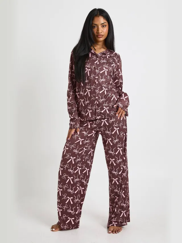 boohoo Dames Gemengde strikprint langmouwhemd & broekpyjamaset Chocoladebruin