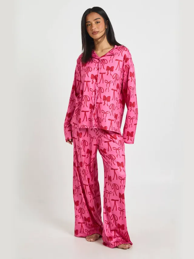 boohoo Dames Petite Gemengde Strikjes Print Lange Mouwen Top & Broek Pyjama Set Donker Roze