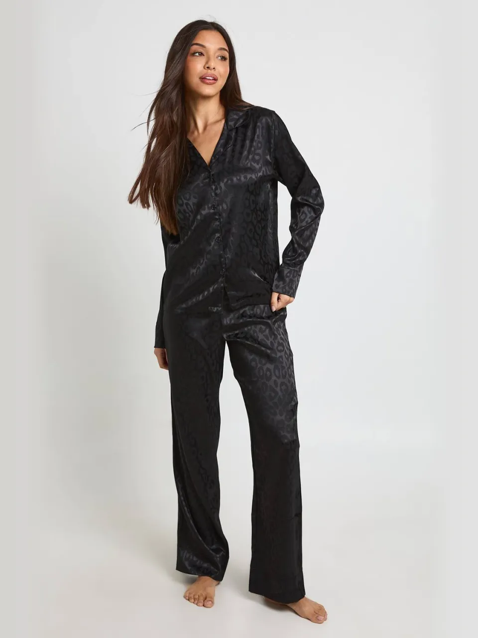 boohoo Dames Luipaard Jacquard Satijnen Pyjama Set Met Shirt Met Lange Mouwen & Broek zwart, foto 3