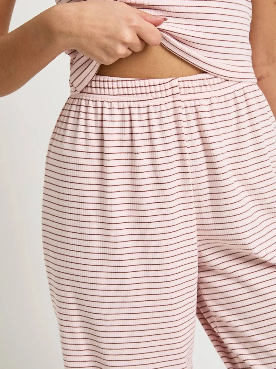 boohoo Dames Zachte Geribbelde Gestreepte Hemdtop & Broek Pyjama Set baby roze, foto 4