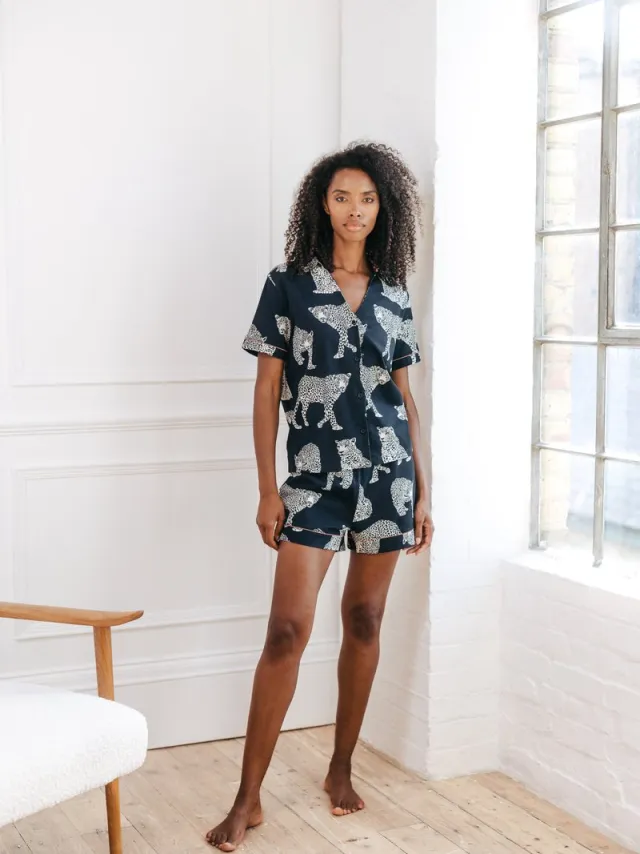 Chelsea Peers Zachte Doorknoop Shortamaset met Luipaardprint – 100% Biologisch Katoen – Navy