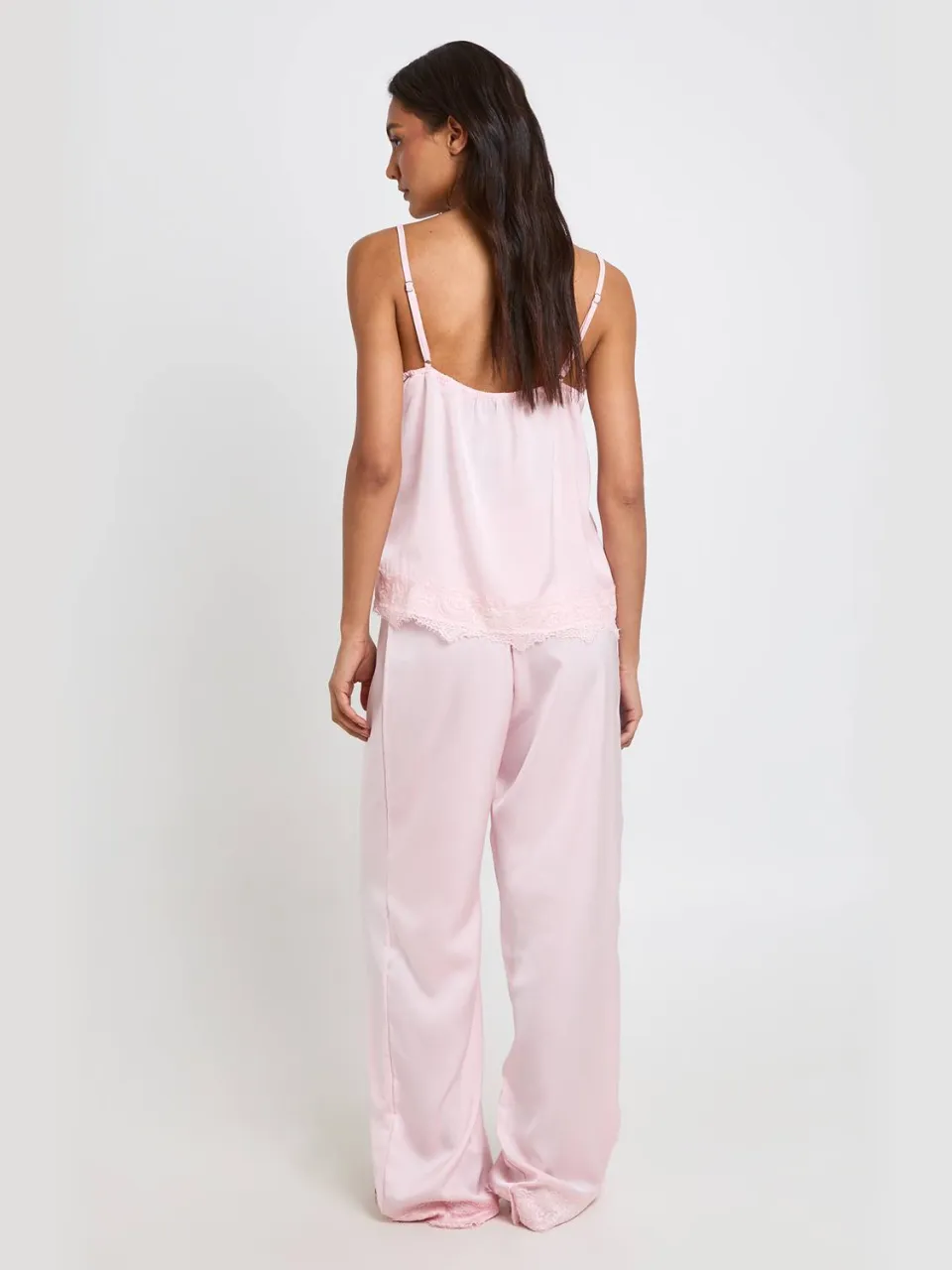 boohoo Dames Tall Pyjamaset Met Cami En Broek Met Wimperkanttrim roze, foto 2