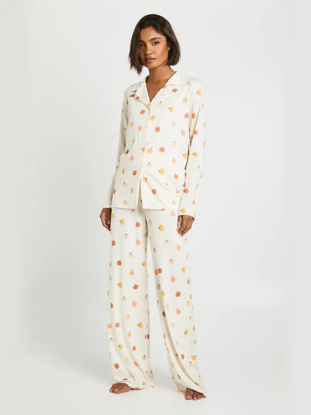 boohoo Dames Lang Halloween Ditsy Pompoenprint Langmouwshirt & Broekpyjamaset Crème