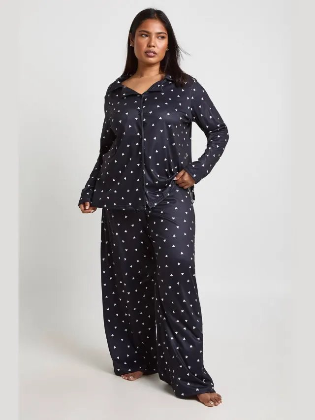 boohoo Dames Plus Hartjesprint Lange Mouw Shirt & Broek Pyjama Set Zwart