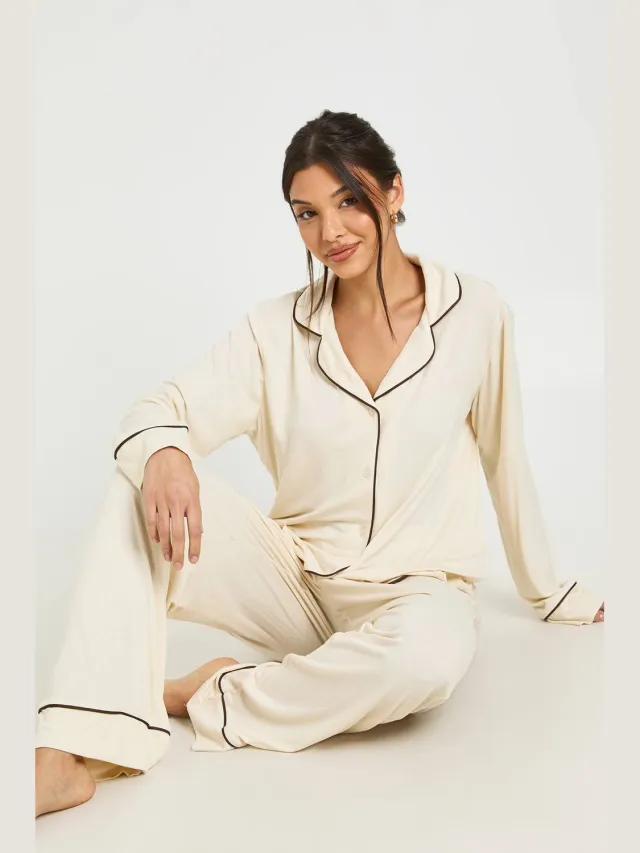 boohoo Dames Zachte Geribbelde Pyjama Set Met Paspeldetail, Shirt Met Lange Mouwen & Broek Crème
