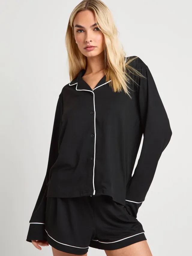 boohoo Dames Pyjamaset met jersey-piping detail: overhemd met lange mouwen en shorts Zwart