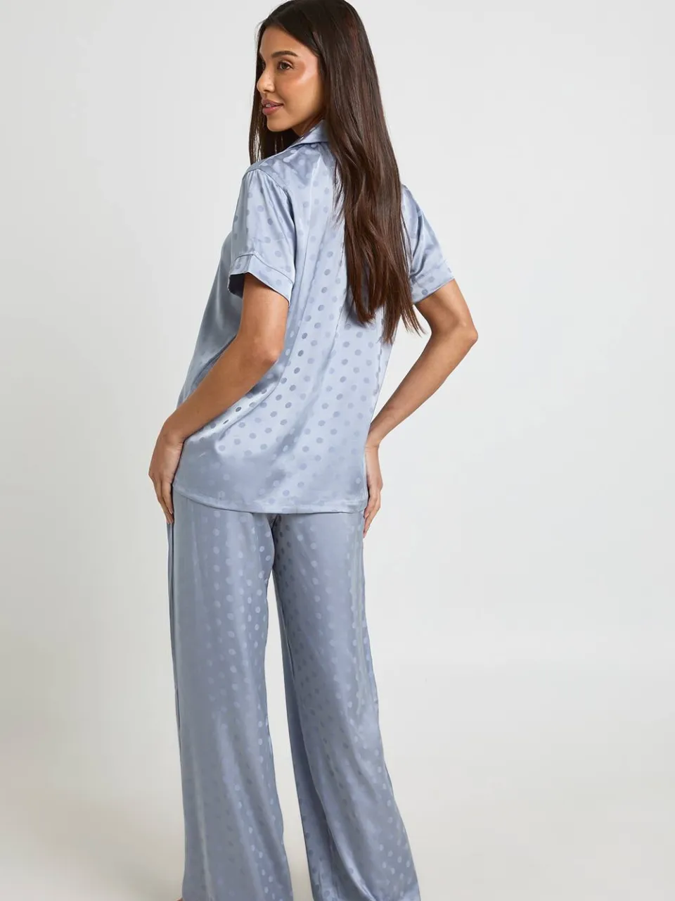 boohoo Dames Polkadot Jacquard Satijnen Pyjama Set Met Korte Mouwen Shirt & Broek stoffig blauw, foto 2