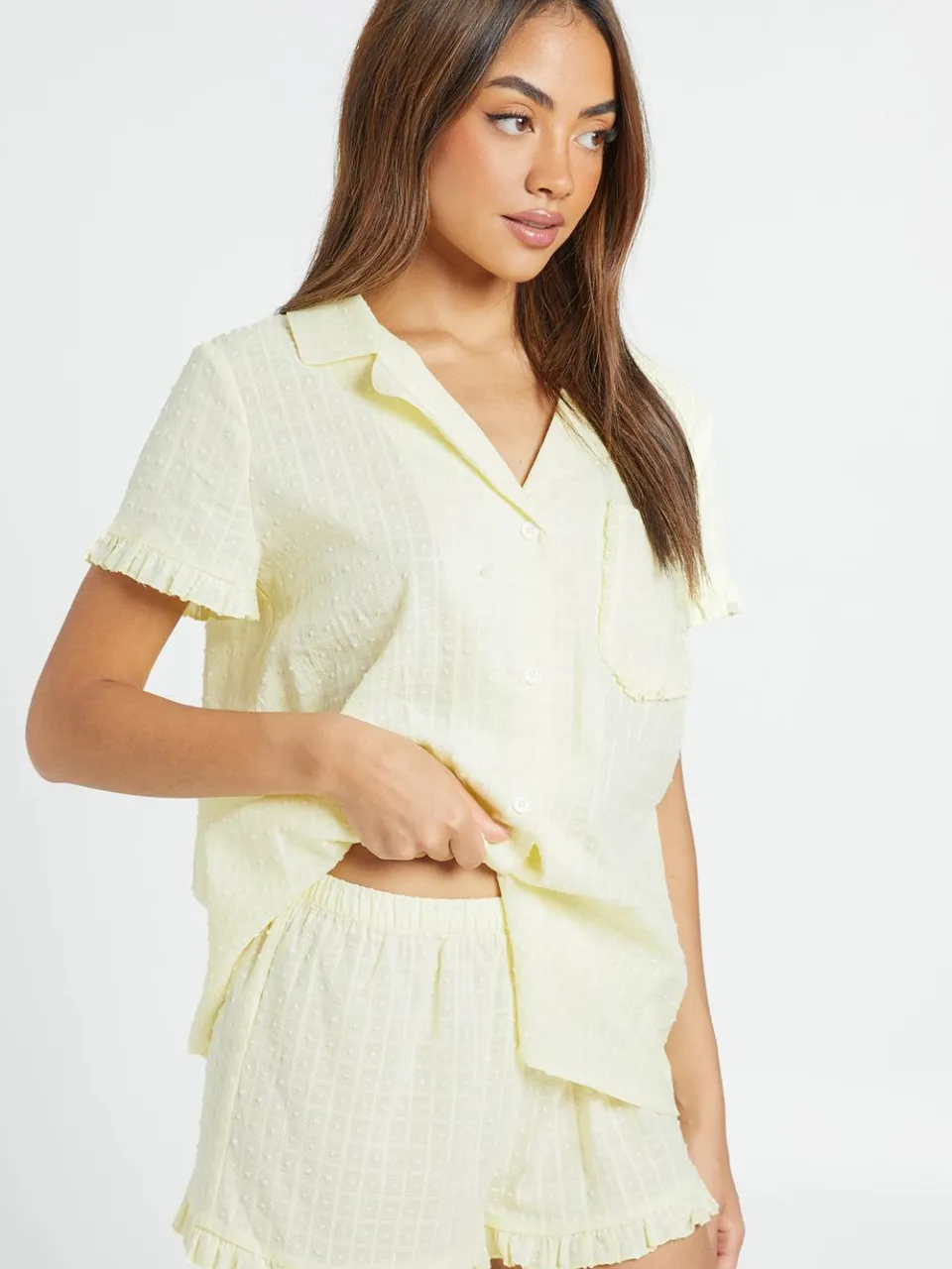 boohoo Dames Gestructureerde Pyjama Set Met Ruches Detail Korte Mouwen Shirt & Short citroen, foto 3