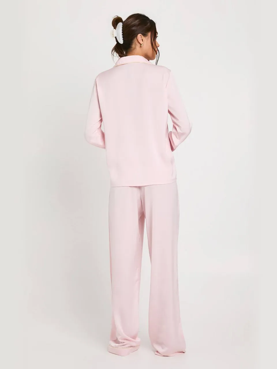 boohoo Dames Satijn pijpendetail lange mouw shirt & broek pyjama set baby roze, foto 3