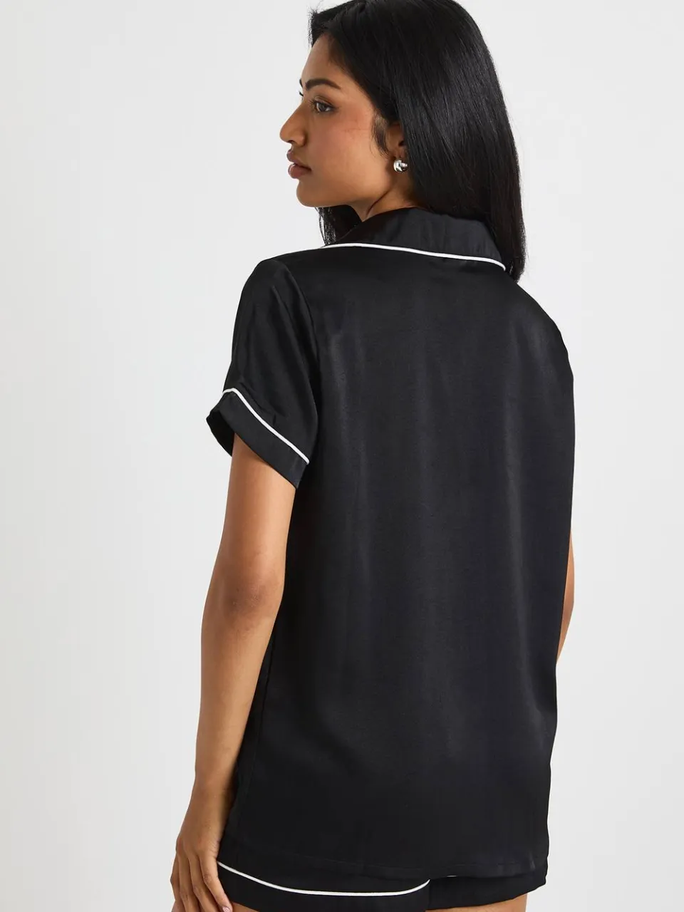 boohoo Dames Satin Piping Detail Short Sleeve Shirt & Shorts Pyjama Set zwart, foto 2