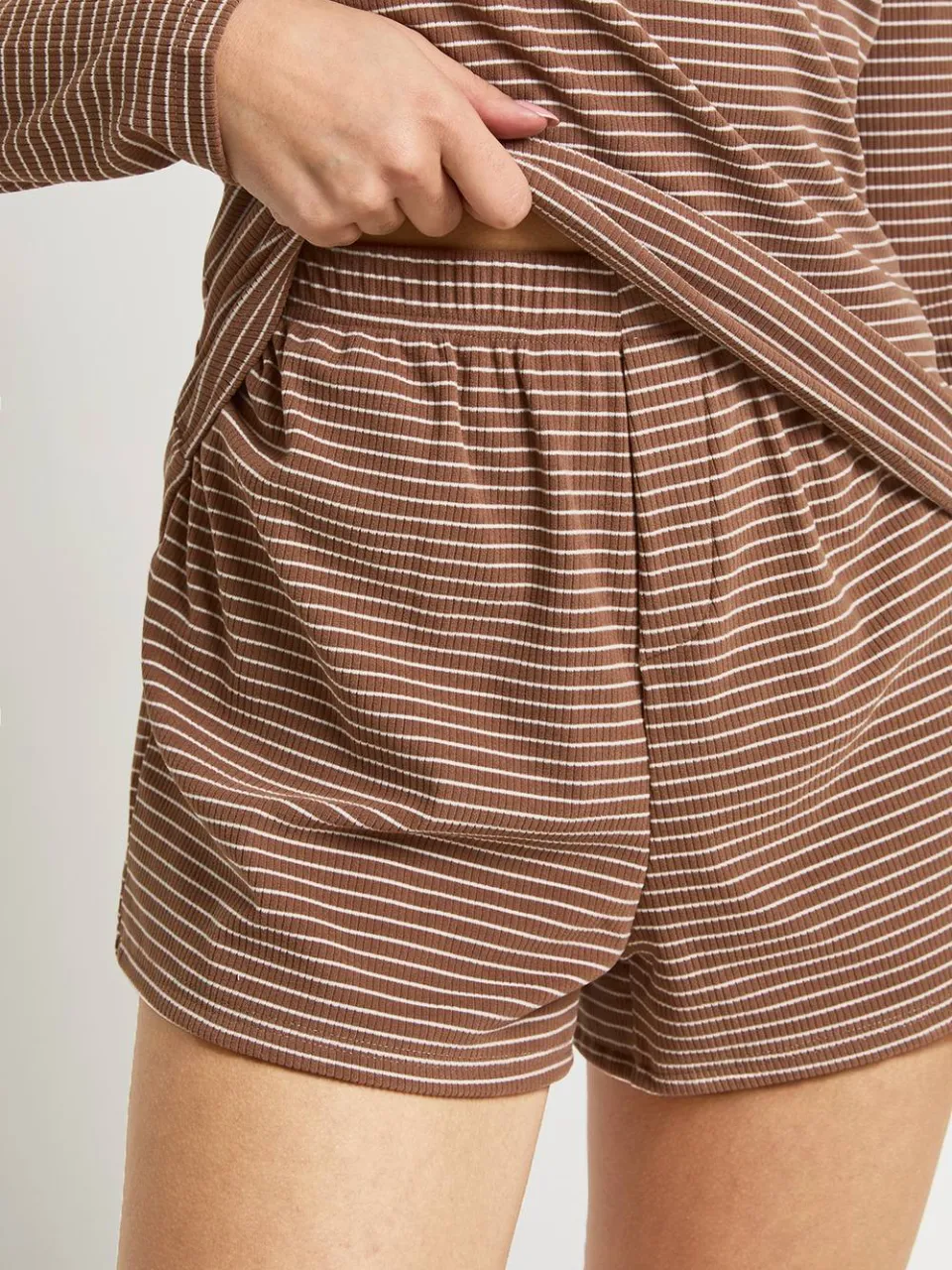 boohoo Dames Zachte Geribbelde Gestreepte Pyjama Set Met Lange Mouwen Top & Korte Broek chocoladebruin, foto 4