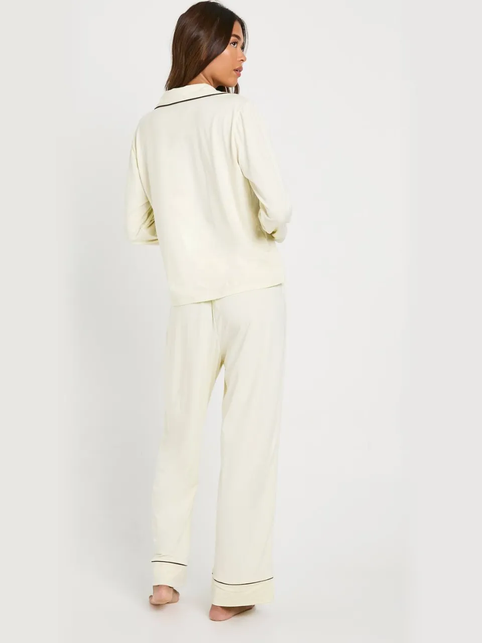 boohoo Dames Petite Piping Detail Overhemd met Lange Mouwen & Broek Pyjama Set crème, foto 2