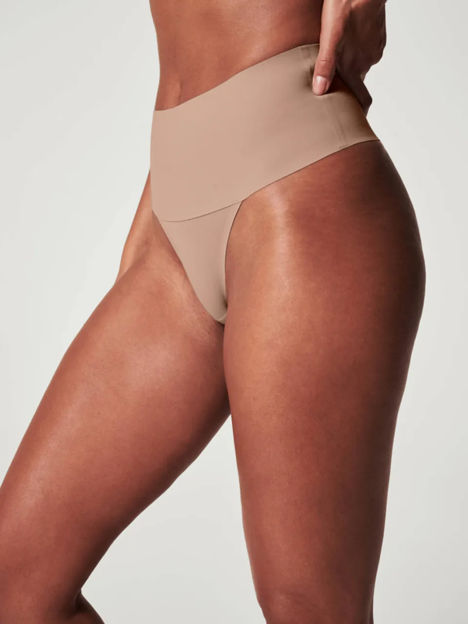 SPANX SPANXsupersmooth™ Undie-tectable seamless licht corrigerende string donkerbeige, foto 6