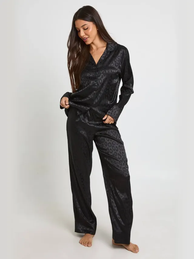 boohoo Dames Luipaard Jacquard Satijnen Pyjama Set Met Shirt Met Lange Mouwen & Broek Zwart