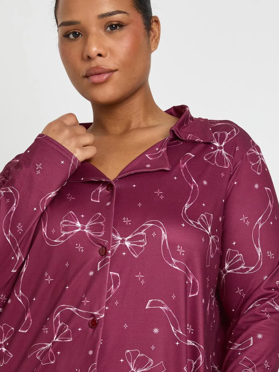 boohoo Dames Plus Boogprint Overhemd met Lange Mouwen & Broekpyjama Set bordeaux rood, foto 3